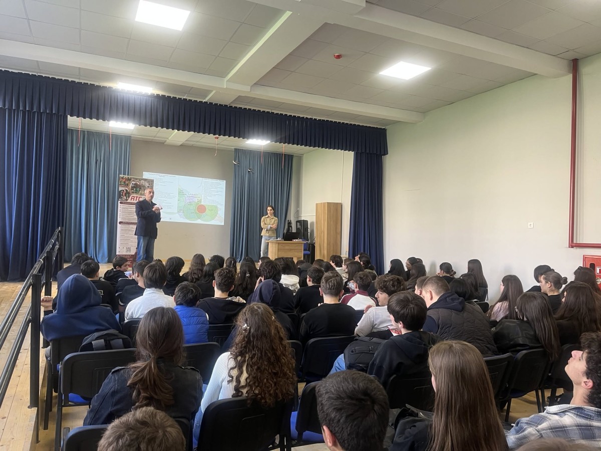 სარკინიგზო ტრანსპორტის კოლეჯის წარმომადგენლები ბურის საჯარო სკოლას ესტუმრნენ