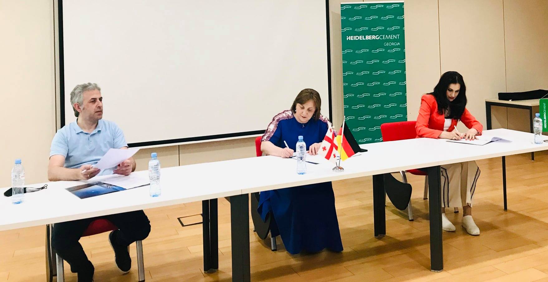 ა(ა)იპ სარკინიგზო ტრანსპორტის კოლეჯსა და შპს ჰაიდელბერგცემენტს შორის ურთიერთთანამშრომლობის მემორანდუმი გაფორმდა